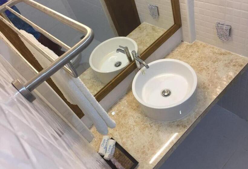 اتاق لوکس با بالکن و چشم‌انداز دریا, Ocean Beach Inn   Maldives