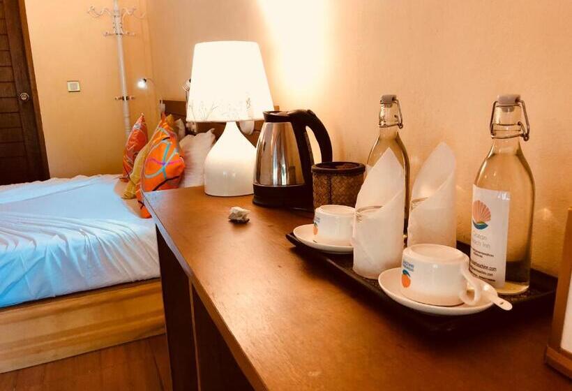 اتاق لوکس با بالکن و چشم‌انداز دریا, Ocean Beach Inn   Maldives