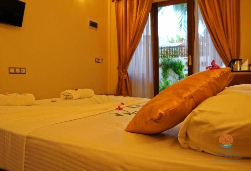 اتاق لوکس با بالکن و چشم‌انداز دریا, Ocean Beach Inn   Maldives