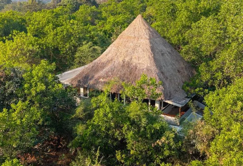キングサイズベッドのデラックスルーム, Tree Of Life Aerovillage, Panheli