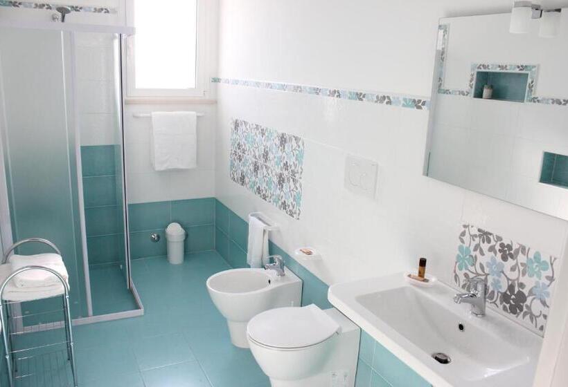 חדר קומפורט לשלושה, Verdeblu