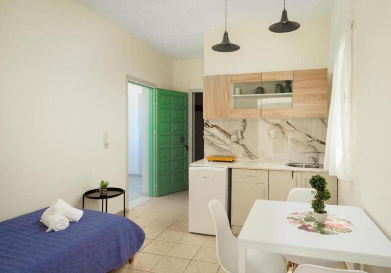 חדר סטנדרט עם מרפסת, Hanoi Nostalgia Hotel & Spa