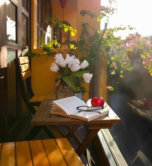 חדר סטנדרט עם מרפסת, Hanoi Nostalgia Hotel & Spa