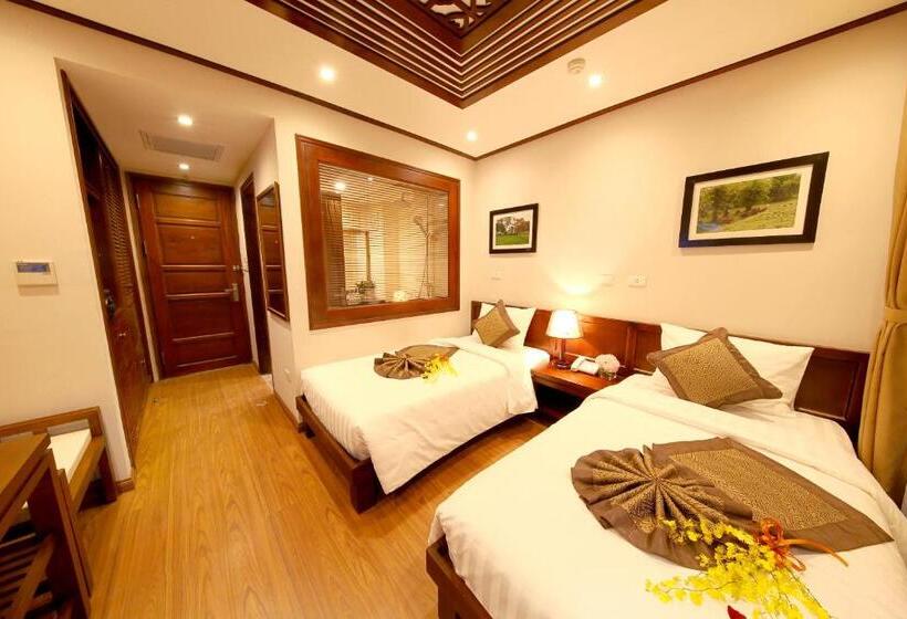 חדר סטנדרט עם מרפסת, Hanoi Nostalgia Hotel & Spa