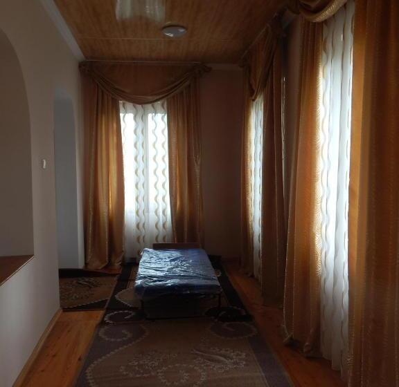 اتاق خانوادگی, Savanna House Jvari