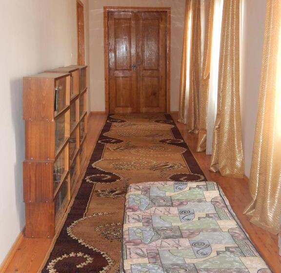 اتاق خانوادگی, Savanna House Jvari