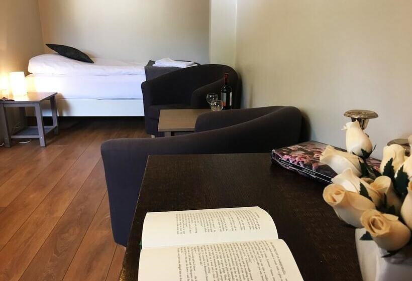 اتاق استاندارد سه نفره, Saxa Guesthouse