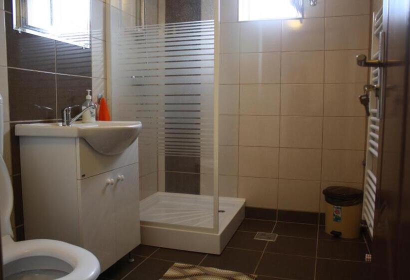 غرفة قياسية ثلاثية, Pensiunea Bobo Panzio