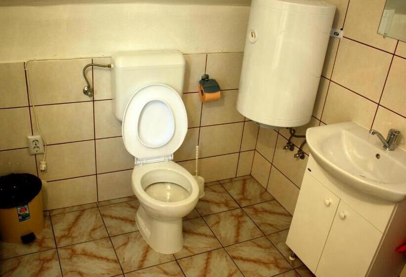 غرفة عائلية, Pensiunea Bobo Panzio