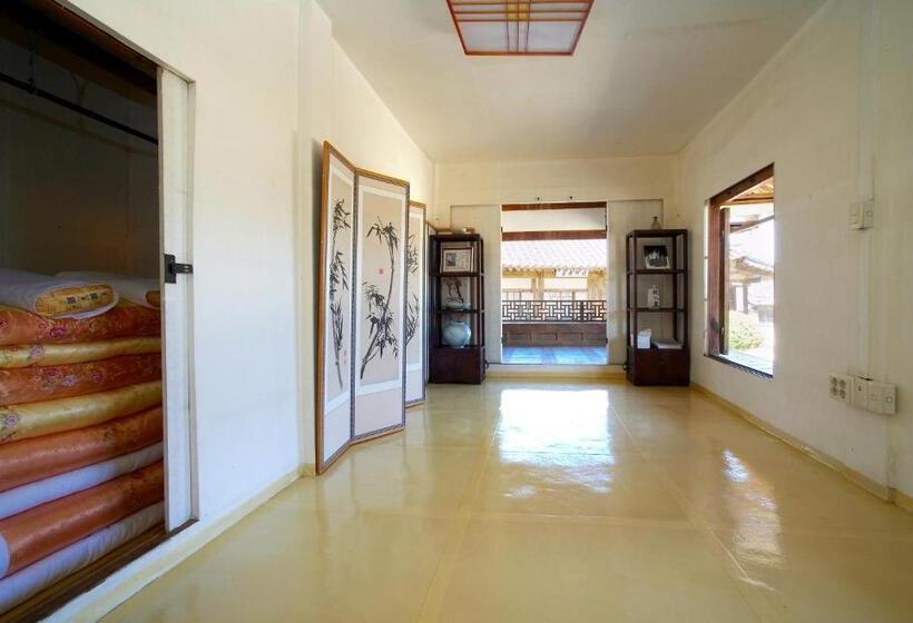 חדר סטנדרט לשלושה, Bukchondaek