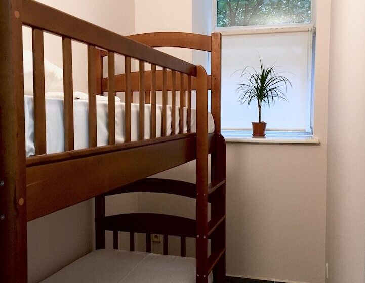 اتاق اکونومی, Friends Forever