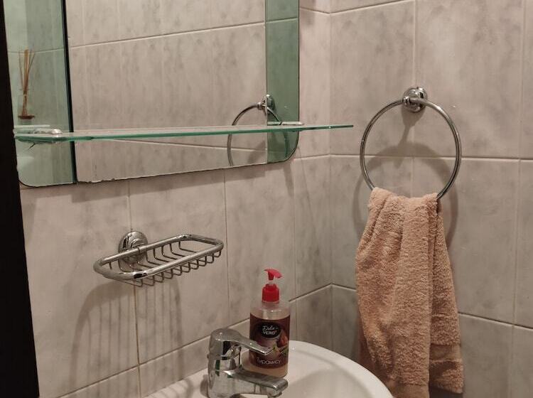 Economy Triple Room, Friends Forever