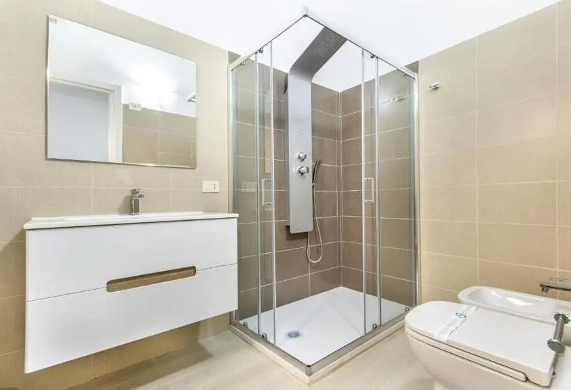 Standard Viiden Hengen Huone, In Centros Vicino Cefalu Selfchekin