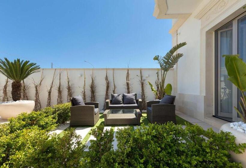Полулюкс Одноместный с Террасой, Acquaviva Suites