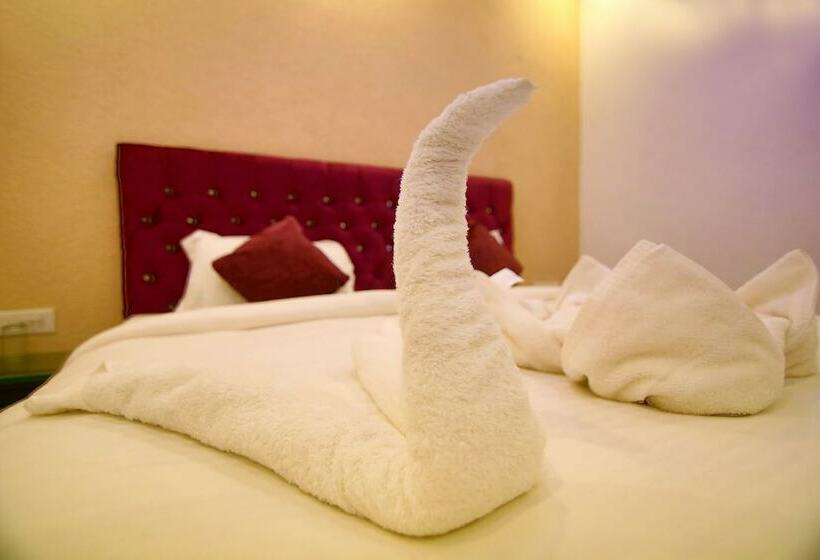 Номер Deluxe, Gharonda