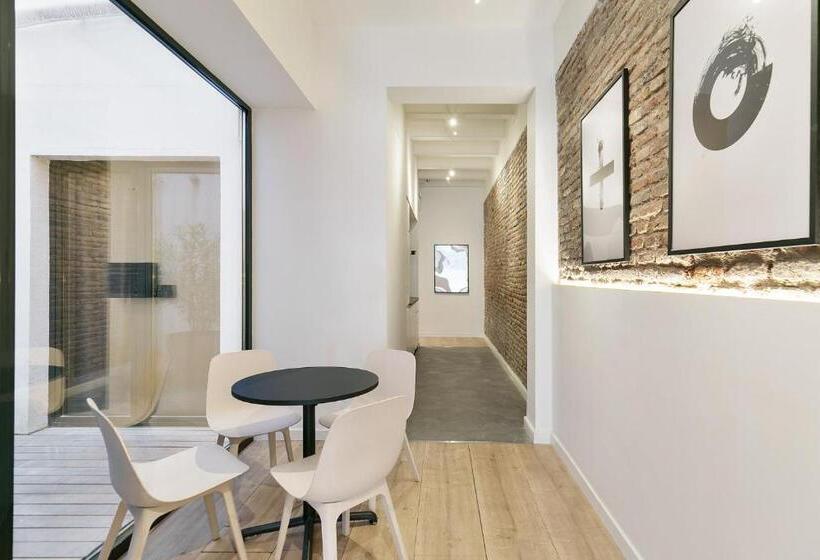 غرفة قياسية مزوَّدة بتراس, Arte Suites By Olala Homes