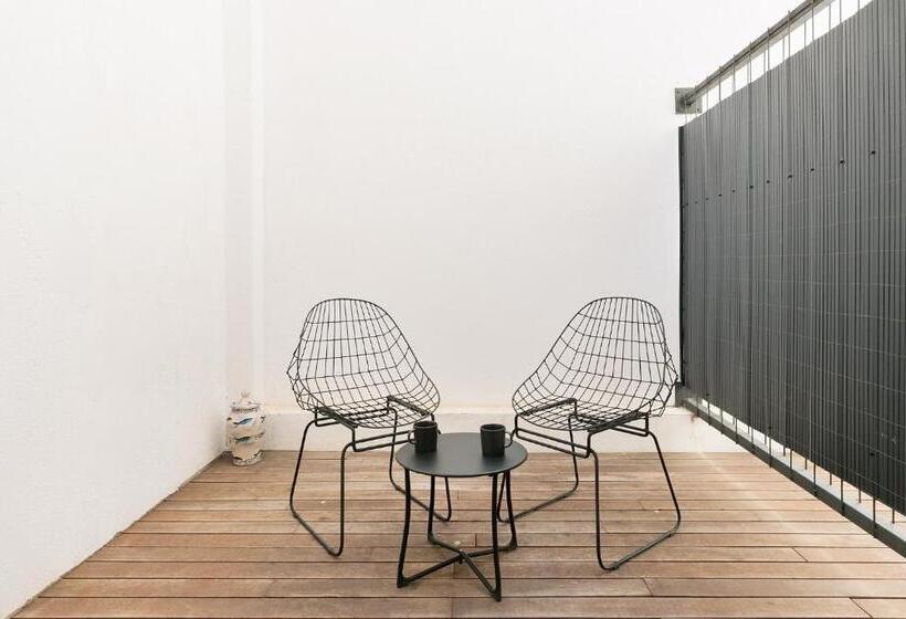 غرفة قياسية مزوَّدة بتراس, Arte Suites By Olala Homes