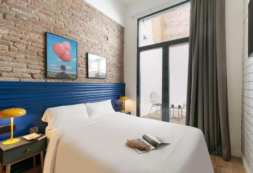 غرفة قياسية مزوَّدة بتراس, Arte Suites By Olala Homes