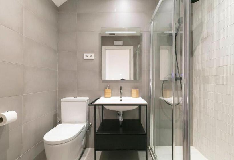 غرفة قياسية مزوَّدة بتراس, Arte Suites By Olala Homes