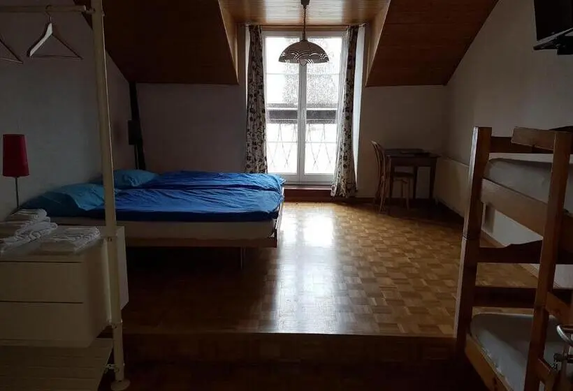 浴室共有スタンダード４人用ルーム, Auberge De La Couronne