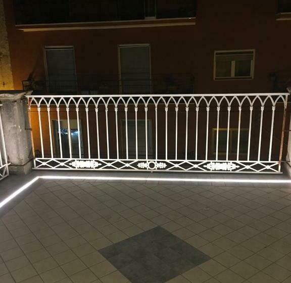 اتاق لوکس با بالکن, Sagittabondo