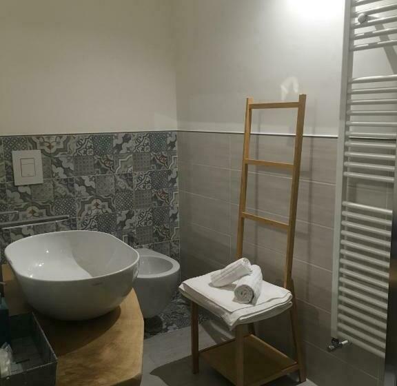 اتاق لوکس با بالکن, Sagittabondo