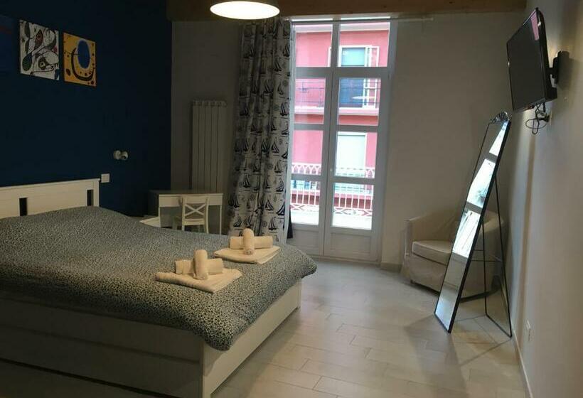 اتاق لوکس با بالکن, Sagittabondo