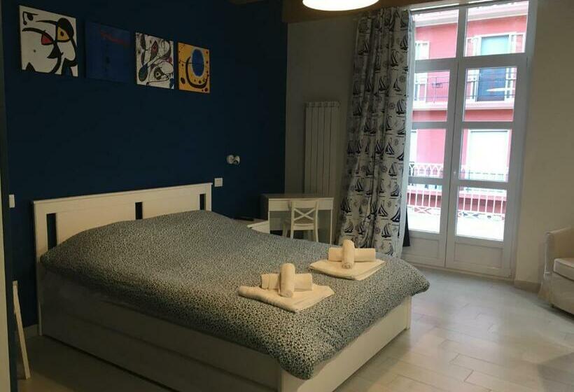 اتاق لوکس با بالکن, Sagittabondo