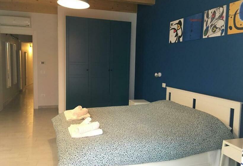 اتاق لوکس با بالکن, Sagittabondo