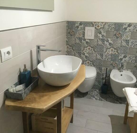 اتاق لوکس با بالکن, Sagittabondo