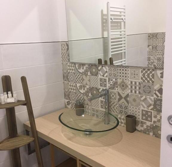 اتاق لوکس, Sagittabondo