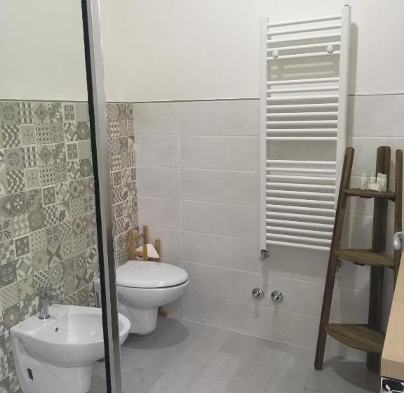 اتاق لوکس, Sagittabondo