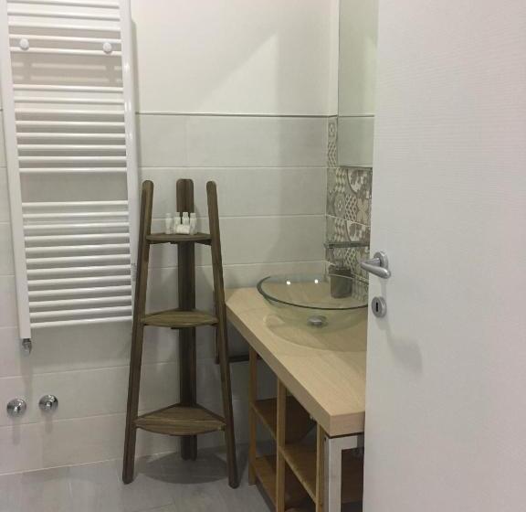 اتاق لوکس, Sagittabondo