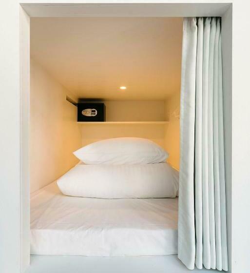 מיטה בחדר משותף, Manga Art Hotel, Tokyo