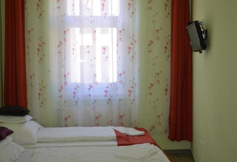 سوییت خانوادگی, Holdfényszállás