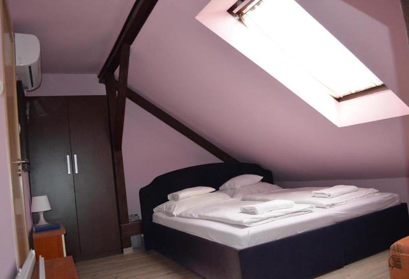 سوییت خانوادگی, Holdfényszállás