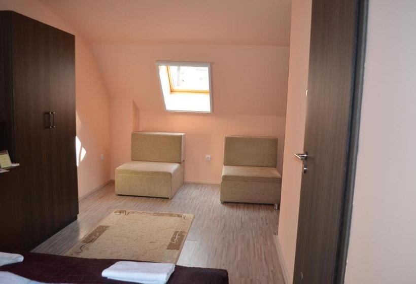 اتاق استاندارد چهار تخته, Holdfényszállás