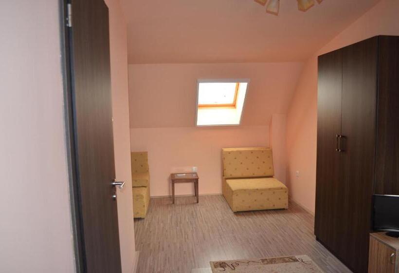 اتاق استاندارد چهار تخته, Holdfényszállás