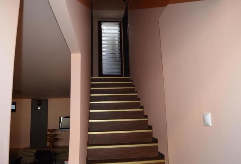 اتاق استاندارد چهار تخته, Holdfényszállás