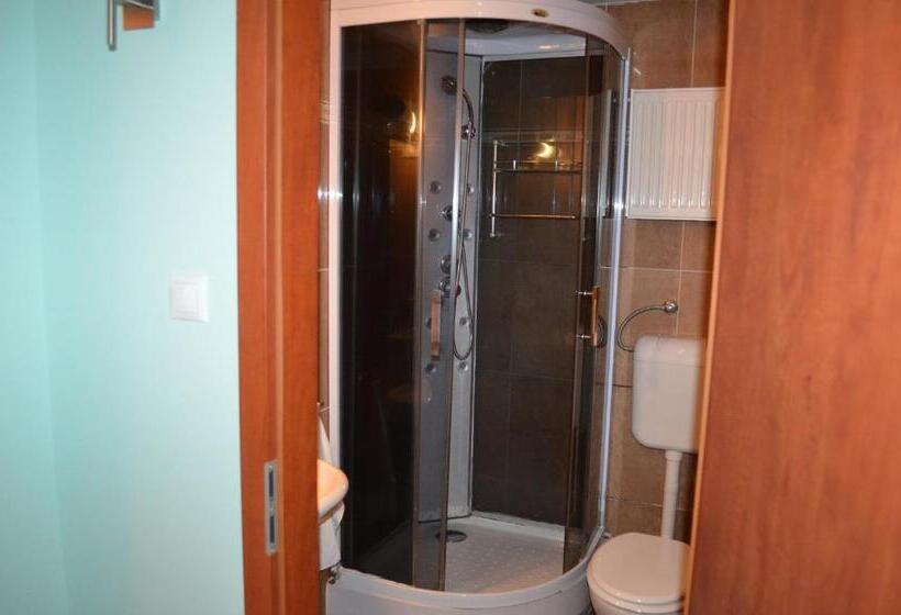 اتاق استاندارد سه نفره, Holdfényszállás