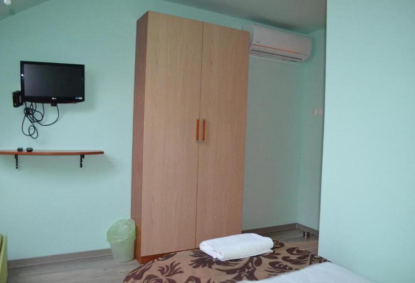 اتاق استاندارد سه نفره, Holdfényszállás