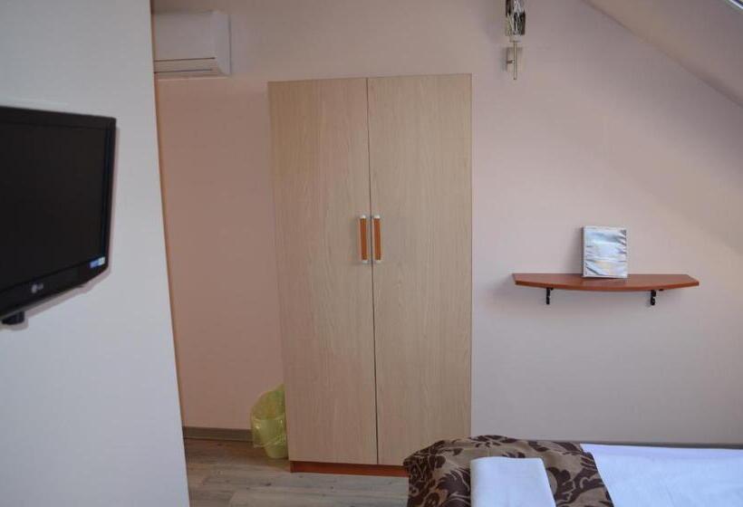 اتاق استاندارد سه نفره, Holdfényszállás