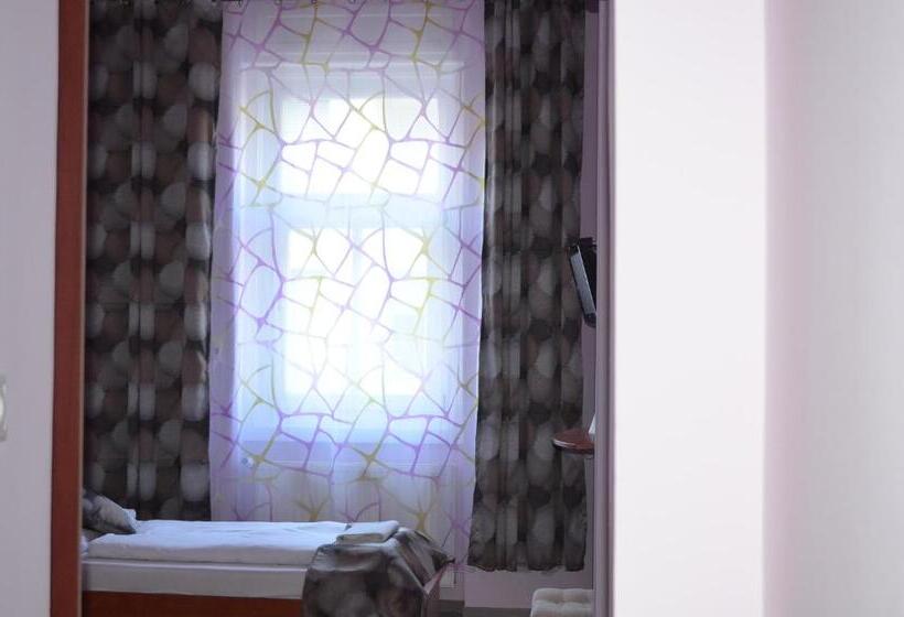 اتاق استاندارد سه نفره, Holdfényszállás