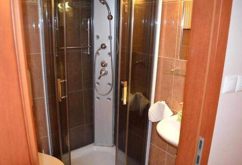 اتاق استاندارد سه نفره, Holdfényszállás