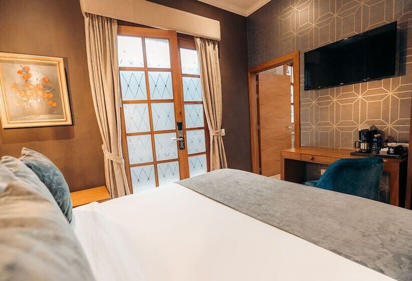 اتاق لوکس, Cruz Del Vado