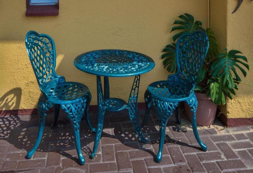 חדר משפחתי, Marle  Lodge