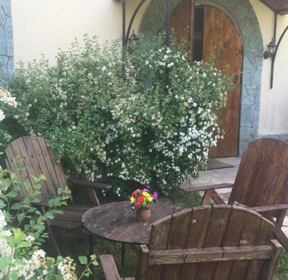 غرفة كومفورت ثلاثية, Nran Hatik