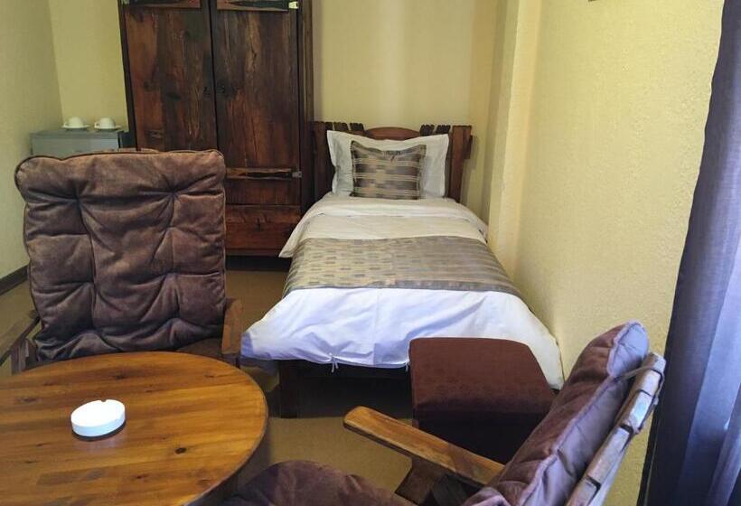 غرفة كومفورت ثلاثية, Nran Hatik