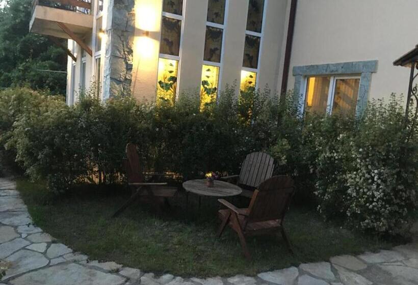 غرفة ديلوكس ثلاثية, Nran Hatik