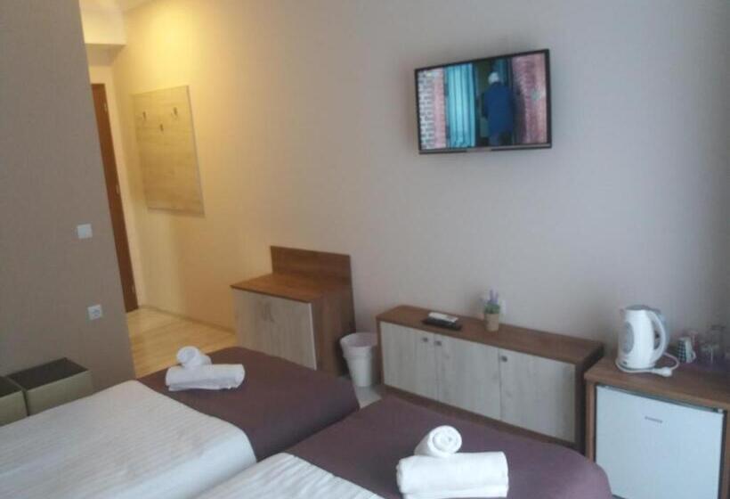 اتاق اکونومی, Boulevard Apartments